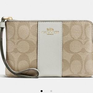 Corner zip Wristlet
